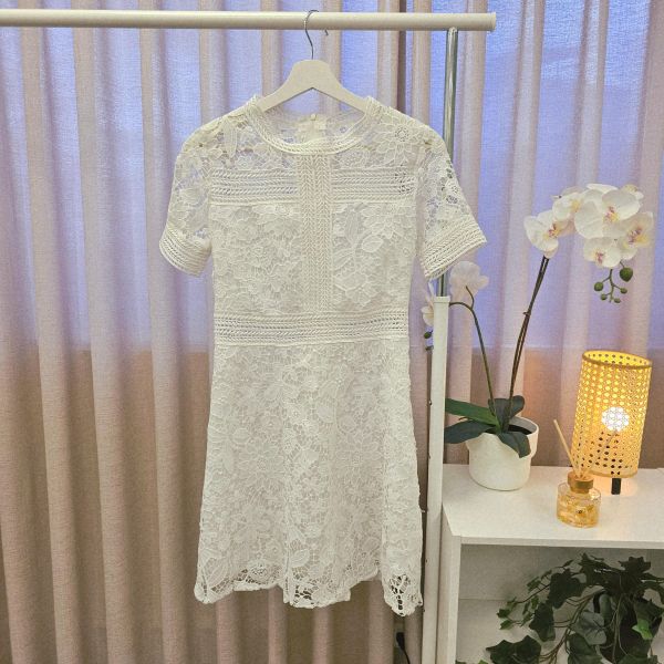 白簍空蕾絲短袖洋裝 二手女裙褲 / 長裙短裙 / 長褲短褲 / 穿搭推薦 / 高CP服飾