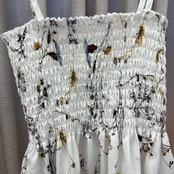 白花印花小清新夏日洋裝 二手女裙褲,長裙,短裙,長褲,短褲,穿搭推薦,高CP服飾,洋裝,吊帶褲,吊帶裙 小清新 夏天洋裝