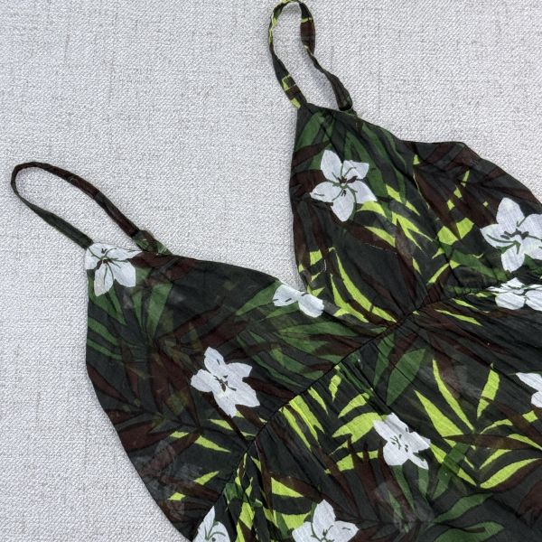 碎花綠吊帶連衣短裙 二手女裙 / 短裙/ 穿搭推薦 / 高CP服飾/吊帶裙/短洋裝/度假/夏日/出遊/碎花