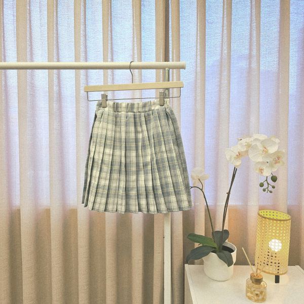 鬆緊腰藍格子安全褲百褶裙 二手女裙褲 / 長裙短裙 / 長褲短褲 / 穿搭推薦 / 高CP服飾