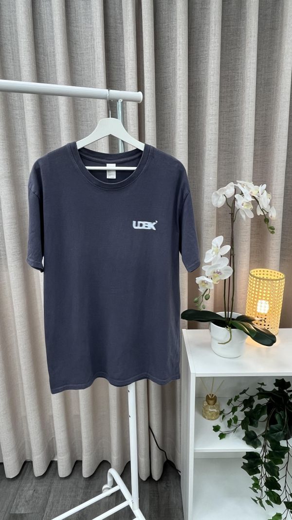 美式長版灰T 女上衣,二手女裝,穿搭,美式穿搭,日常穿搭,休閒穿搭,長版水洗T,落肩T