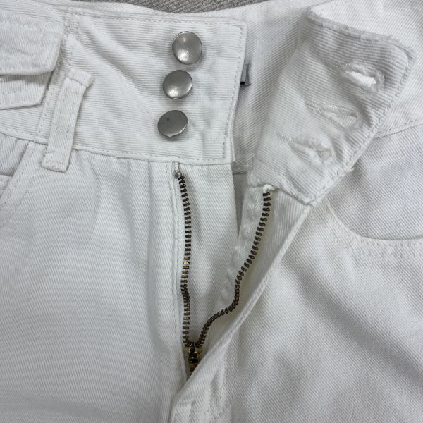 白色高腰短牛仔 二手女裙褲,長裙,短裙,長褲,短褲,穿搭推薦,高CP服飾,洋裝,吊帶褲,吊帶裙 白色 牛仔褲 高腰 排扣