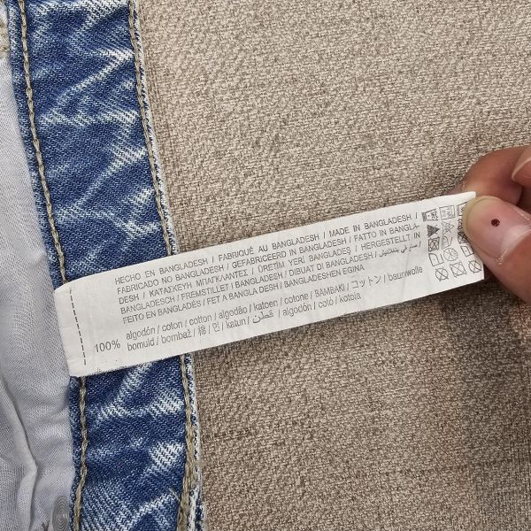 淺藍刷破排釦牛仔褲 二手女裙褲 / 長褲短褲 / 穿搭推薦 / 高CP服飾