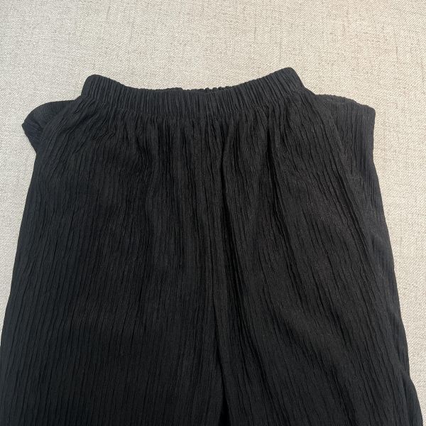 黑色褶皺感闊腿直筒褲 二手女裙褲,長褲短褲,穿搭推薦,高CP服飾,簡約穿搭,日常穿搭,上學穿搭,黑色長褲,休閒褲,直筒闊腿褲,舒適好穿,黑色褲子