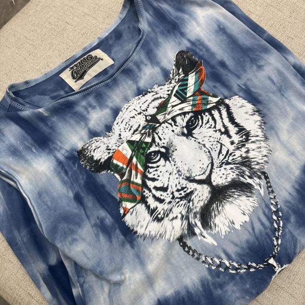 藍色渲染街頭風無袖背心 女上衣,二手女裝,穿搭,夏日穿單,無袖背心,街頭風,渲染上衣,下半身失蹤,運動風穿搭,復古穿搭,休閒穿搭,日常穿搭