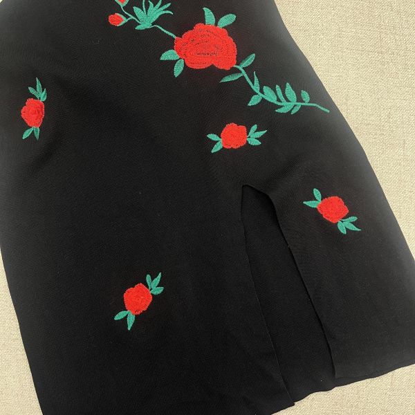 玫瑰刺繡修身針織吊帶裙 二手女裙褲 / 長裙短裙 / 穿搭推薦 / 高CP服飾/復古穿搭/刺繡商品/優雅洋裝/吊帶裙