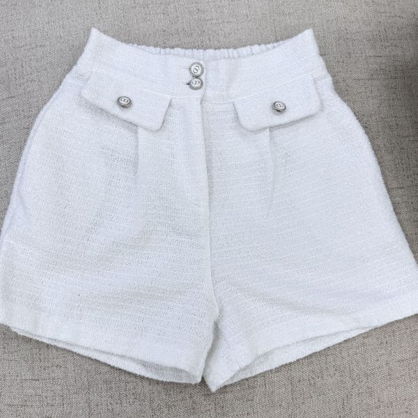 小香風白色名媛款短褲 二手女裙褲,長裙,短裙,長褲,短褲,穿搭推薦,高CP服飾,洋裝,吊帶褲,吊帶裙