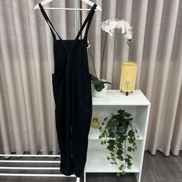 簡約風黑色百搭吊帶褲 二手女裙褲 / 長裙短裙 / 長褲短褲 / 穿搭推薦 / 高CP服飾 /窄管 / 寬鬆 / 正常版 / 韓系簡約寬鬆風 / 日系清新風 / 溫柔氣質風 /慵懶隨性風 /吊帶褲