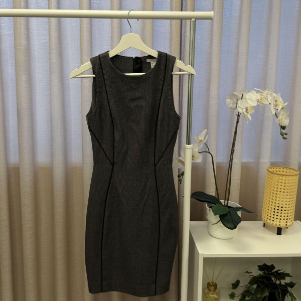氣質款灰色修身線條感洋裝 二手女裙褲 / 長裙短裙 / 長褲短褲 / 穿搭推薦 / 高CP服飾/貼身 /合身 / 無袖 /洋裝 /包臀裙 / 收腰 / 溫柔氣質風 / 短版＋貼身辣妹風 /極簡質感風  / OL俐落通勤風