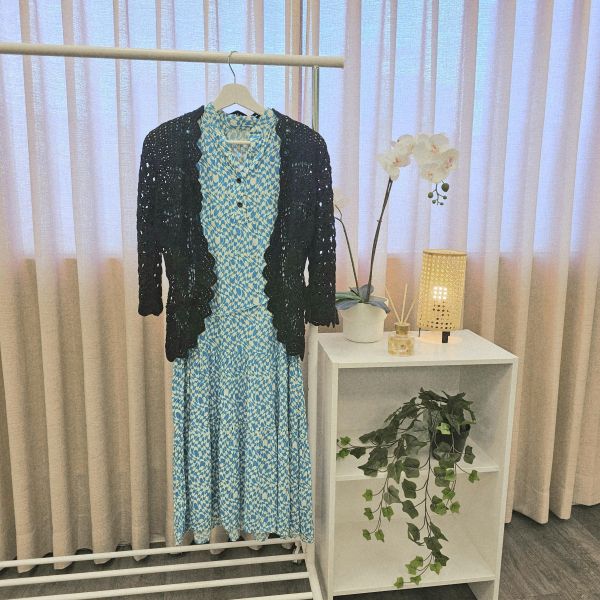 藍無袖薄款印花洋裝 二手女裙褲 / 長裙短裙 / 長褲短褲 / 穿搭推薦 / 高CP服飾