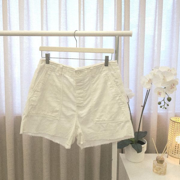 白色高腰排扣顯瘦短褲 二手女裙褲 / 長裙短裙 / 長褲短褲 / 穿搭推薦 / 高CP服飾