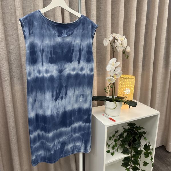 藍色渲染街頭風無袖背心 女上衣,二手女裝,穿搭,夏日穿單,無袖背心,街頭風,渲染上衣,下半身失蹤,運動風穿搭,復古穿搭,休閒穿搭,日常穿搭
