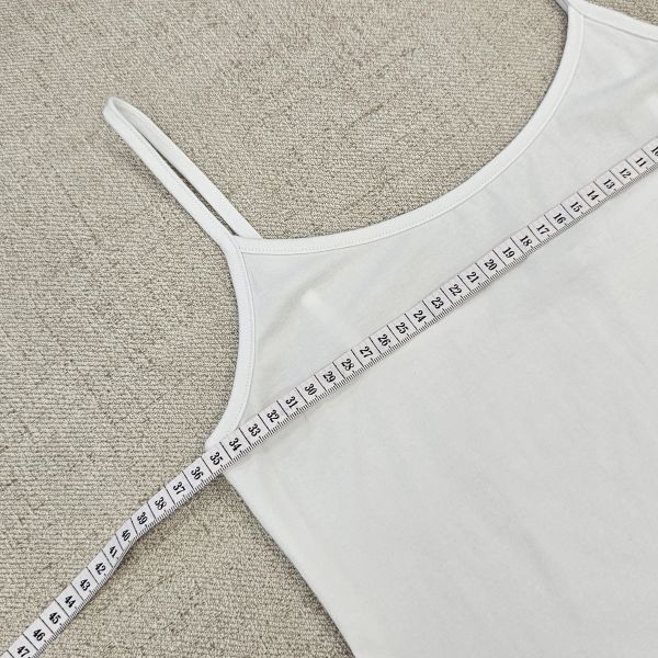 簡約又百搭白細肩背心 女上衣 / 二手女裝 / 穿搭
