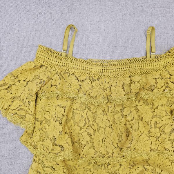 暖黃三層蕾絲平口吊帶上衣 女上衣 / 二手女裝 / 穿搭
