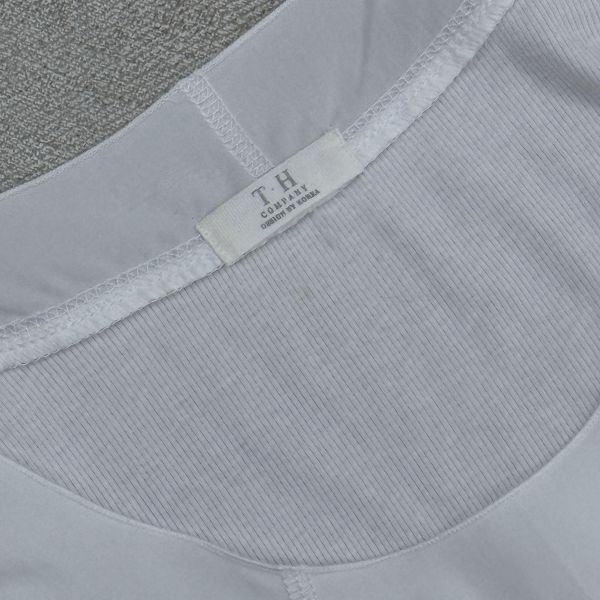 簡約純白無袖時尚背心 女上衣 / 二手女裝 / 穿搭/寬鬆 / Oversize / 無袖/韓系簡約寬鬆風 / 慵懶隨性風 / 極簡質感風 /背心/休閒