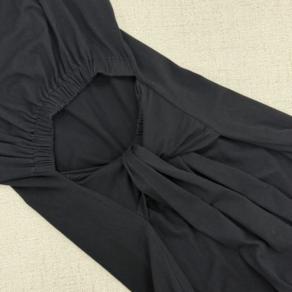 黑色小性感背後簍空日常長裙 二手女裙褲 / 長裙短裙 / 長褲短褲 / 穿搭推薦 / 高CP服飾/貼身 /合身 / 合肩 / 長版/洋裝/ A字 /包臀裙 / 收腰/ 韓系簡約寬鬆風 / 溫柔氣質風