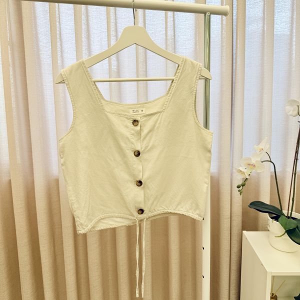 米白色小清新外搭背心 女上衣 / 二手女裝 / 穿搭/貼身 /合身 /無袖/韓系簡約寬鬆風 / 溫柔氣質風 /背心