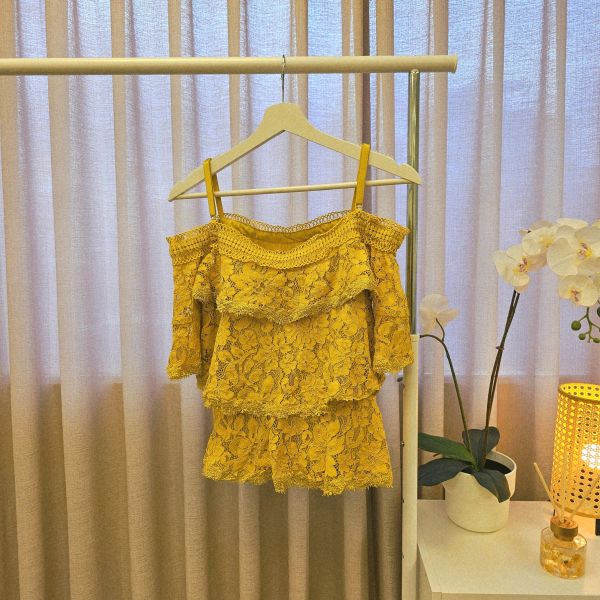 暖黃三層蕾絲平口吊帶上衣 女上衣 / 二手女裝 / 穿搭