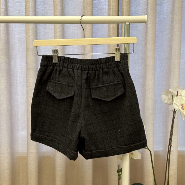 鐵灰日系格紋短褲 二手女裙褲 / 長裙短裙 / 長褲短褲 / 穿搭推薦 / 高CP服飾/中腰 /鬆緊腰 /寬鬆直筒 /日系清新風 /  溫柔氣質風 / 慵懶隨性風 / 極簡質感風 / 復古古著風