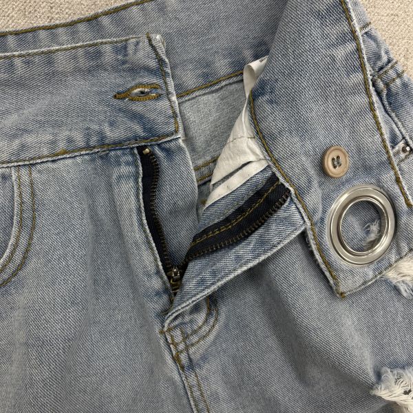 淺藍色牛仔短褲 二手女裙褲,長裙,短裙,長褲,短褲,穿搭推薦,高CP服飾,洋裝,吊帶褲,吊帶裙