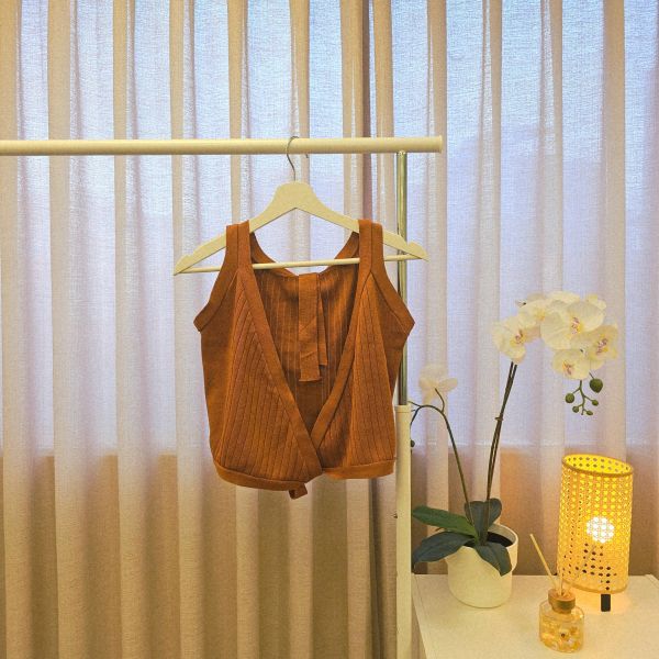 濃橘坑條交叉綁帶細肩外搭背心 女上衣 / 二手女裝 / 穿搭