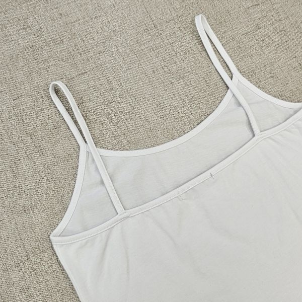 簡約又百搭白細肩背心 女上衣 / 二手女裝 / 穿搭