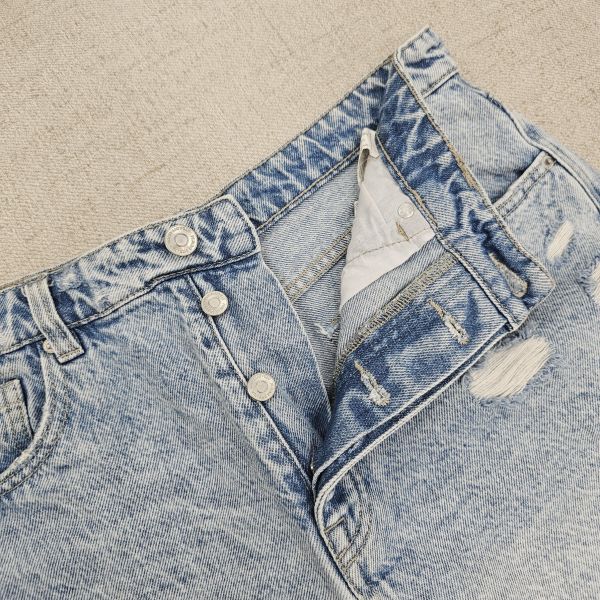 淺藍刷破排釦牛仔褲 二手女裙褲 / 長褲短褲 / 穿搭推薦 / 高CP服飾
