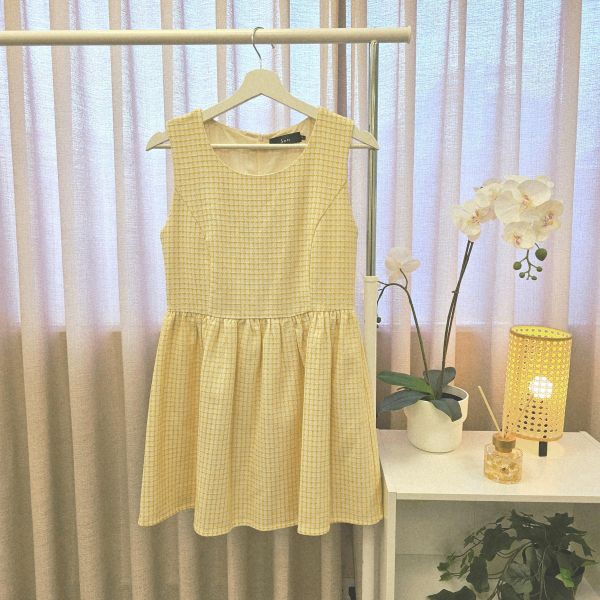 黃氣質小格紋無袖洋裝 二手女裙褲 / 長裙短裙 / 長褲短褲 / 穿搭推薦 / 高CP服飾