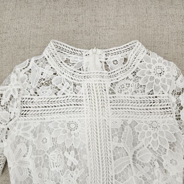 白簍空蕾絲短袖洋裝 二手女裙褲 / 長裙短裙 / 長褲短褲 / 穿搭推薦 / 高CP服飾