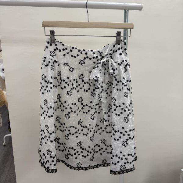 法式小花刺繡及膝裙 二手女裙褲,長裙,短裙,長褲,短褲,穿搭推薦,高CP服飾,洋裝,吊帶褲,吊帶裙