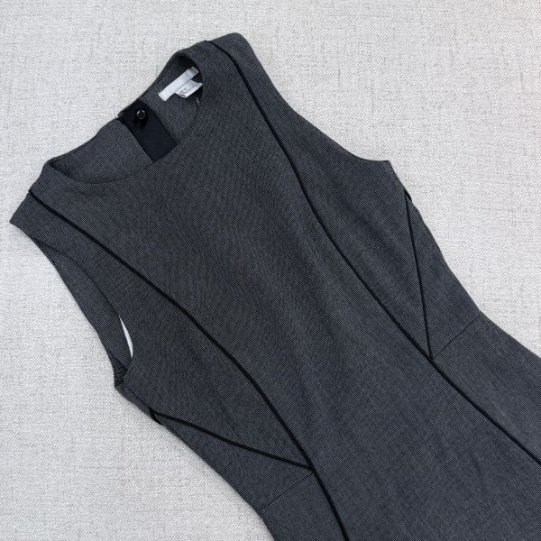 氣質款灰色修身線條感洋裝 二手女裙褲 / 長裙短裙 / 長褲短褲 / 穿搭推薦 / 高CP服飾/貼身 /合身 / 無袖 /洋裝 /包臀裙 / 收腰 / 溫柔氣質風 / 短版＋貼身辣妹風 /極簡質感風  / OL俐落通勤風