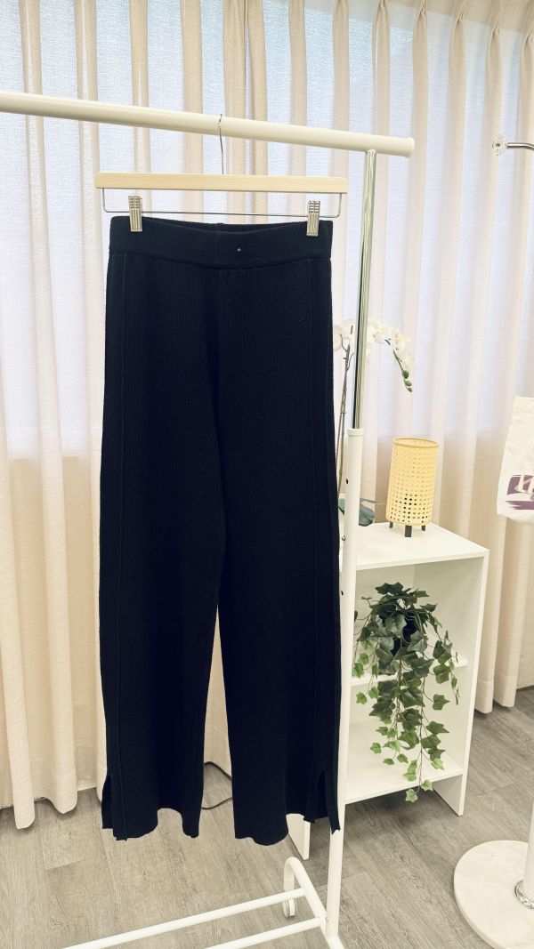 黑色燈芯絨休閒長褲 二手女裙褲,長裙,短裙,長褲,短褲,穿搭推薦,高CP服飾,洋裝,吊帶褲,吊帶裙 燈芯絨 開岔