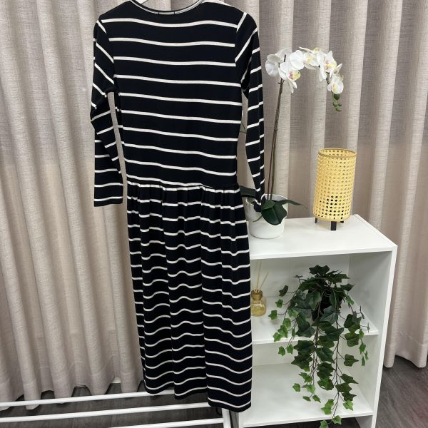 黑白條紋休閒風連身洋裝 二手女裙褲 / 長裙短裙 / 長褲短褲 / 穿搭推薦 / 高CP服飾 /貼身 /合身 /洋裝 /韓系簡約寬鬆風 / 溫柔氣質風 / 慵懶隨性風 / 極簡質感風 /洋裝 /連身裙
