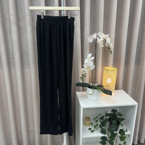 黑色褶皺感闊腿直筒褲 二手女裙褲,長褲短褲,穿搭推薦,高CP服飾,簡約穿搭,日常穿搭,上學穿搭,黑色長褲,休閒褲,直筒闊腿褲,舒適好穿,黑色褲子