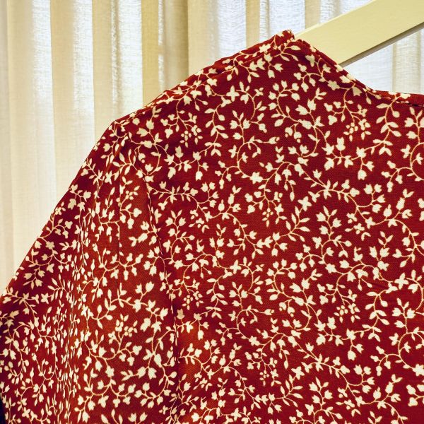 紅色碎花洋裝 二手女裙褲 / 長裙短裙 / 長褲短褲 / 穿搭推薦 / 高CP服飾/寬鬆長版 / 寬鬆 /長版/洋裝/收腰 /日系清新風