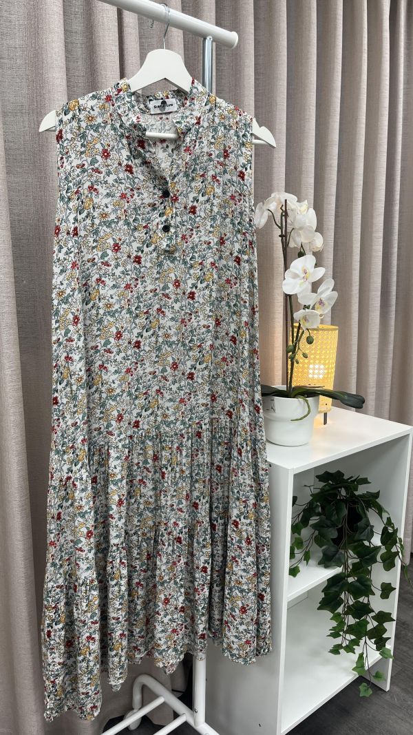 可愛碎花無袖長洋裝 二手女裙褲,長裙短裙,穿搭推薦,高CP服飾,復古穿搭,田園風,夏日穿搭,出遊穿搭,野餐穿搭,質感長裙,蛋糕裙