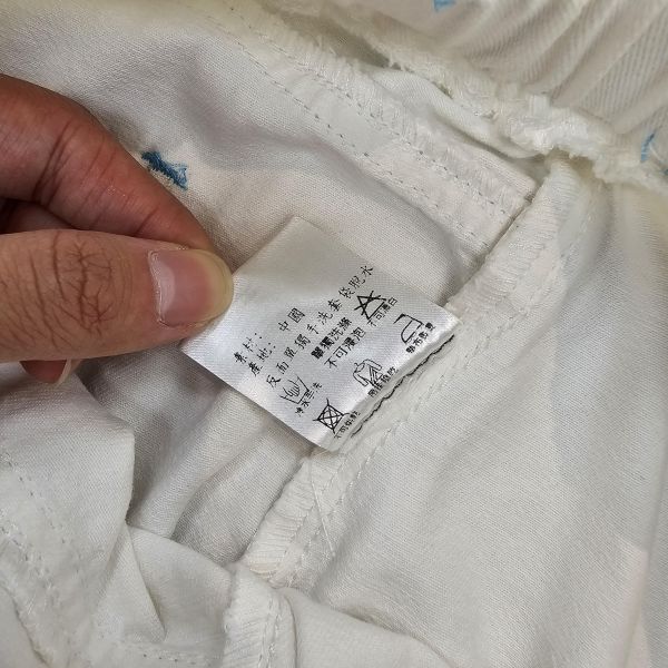 白色藍車線小鬍子logo短褲 二手女裙褲 / 長褲短褲 / 穿搭推薦 / 高CP服飾