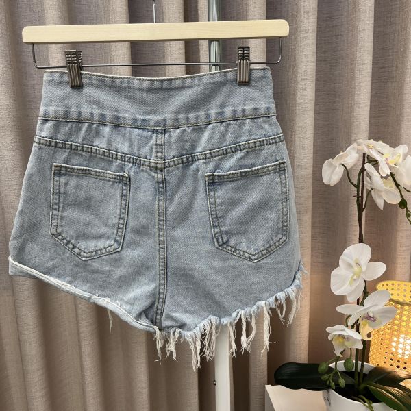 淺藍色牛仔短褲 二手女裙褲,長裙,短裙,長褲,短褲,穿搭推薦,高CP服飾,洋裝,吊帶褲,吊帶裙