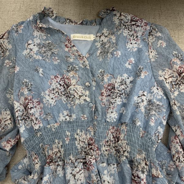 淺藍碎花可愛連身短裙 二手女裙,短裙,穿搭推薦,高CP服飾,洋裝,可愛裙子,約會穿搭,可愛穿搭,日系服飾,短洋裝,碎花洋裝,夏日穿搭,出遊穿搭,野餐穿搭