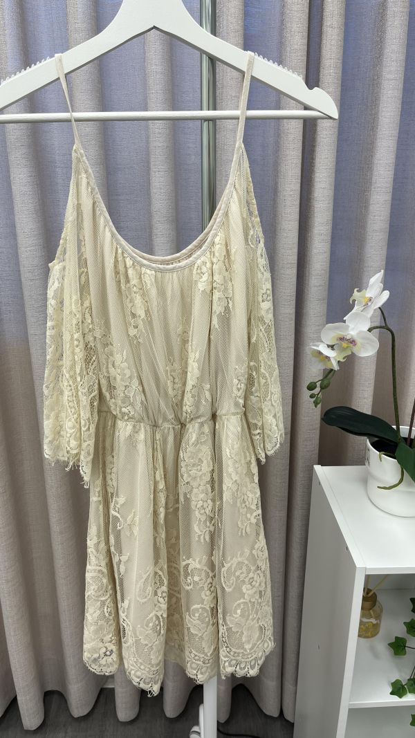 淺黃氣質感短裙 二手女裙褲,長裙,短裙,長褲,短褲,穿搭推薦,高CP服飾,洋裝,吊帶褲,吊帶裙 碎花