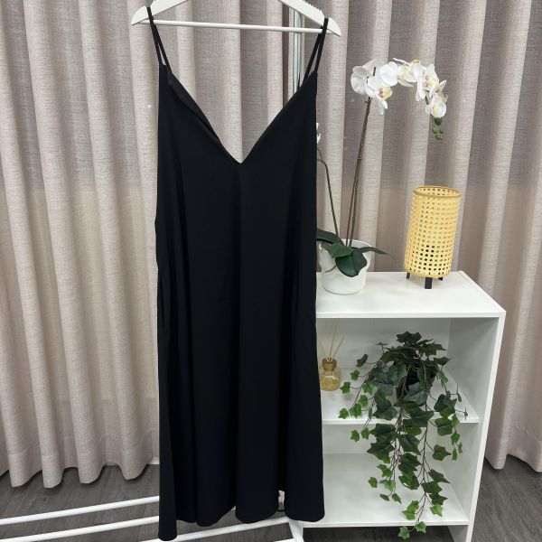 細肩帶黑色寬鬆外搭長洋裝 二手女裙褲 / 長裙短裙 / 長褲短褲 / 穿搭推薦 / 高CP服飾/寬鬆長版 / 慵懶隨性風 /寬鬆 / Oversize /長版/洋裝/ 寬鬆 / 韓系簡約寬鬆風 /  溫柔氣質風