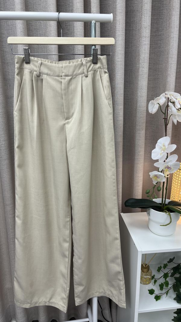 淺卡其直筒休閒褲 二手女裙褲,長褲,穿搭推薦,高CP服飾,二手長褲,氣質穿搭,正式穿搭,休閒服裝,卡其長褲,舒適好穿,百搭長褲,西裝褲