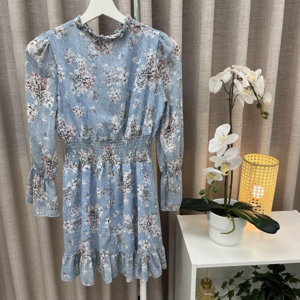 淺藍碎花可愛連身短裙 二手女裙,短裙,穿搭推薦,高CP服飾,洋裝,可愛裙子,約會穿搭,可愛穿搭,日系服飾,短洋裝,碎花洋裝,夏日穿搭,出遊穿搭,野餐穿搭