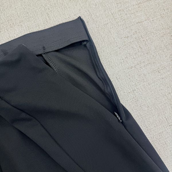 通勤黑色百搭西裝裙 二手女裙褲 / 長裙短裙 / 長褲短褲 / 穿搭推薦 / 高CP服飾/A字 /包臀裙 / 收腰 /韓系簡約寬鬆風 /溫柔氣質風 /極簡質感風 / OL俐落通勤風