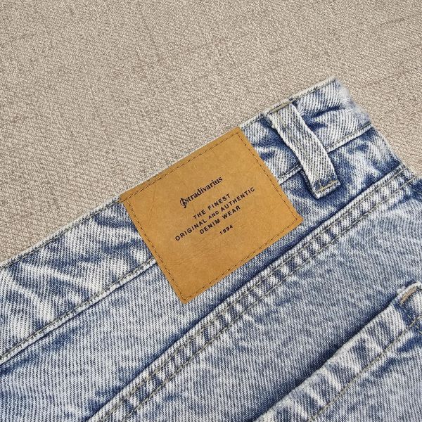 淺藍刷破排釦牛仔褲 二手女裙褲 / 長褲短褲 / 穿搭推薦 / 高CP服飾