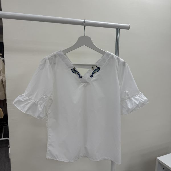 V領刺繡設計感衫 女上衣,二手女裝,穿搭,上衣,外套,襯衫