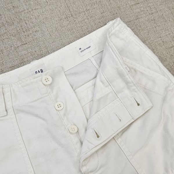 白色高腰排扣顯瘦短褲 二手女裙褲 / 長裙短裙 / 長褲短褲 / 穿搭推薦 / 高CP服飾