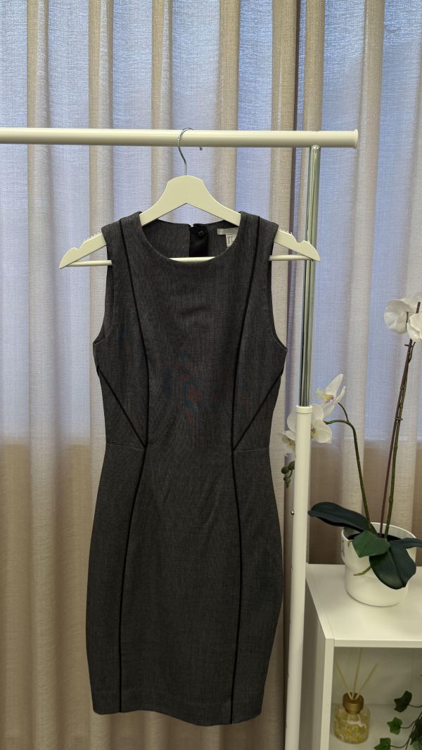 氣質款灰色修身線條感洋裝 二手女裙褲 / 長裙短裙 / 長褲短褲 / 穿搭推薦 / 高CP服飾/貼身 /合身 / 無袖 /洋裝 /包臀裙 / 收腰 / 溫柔氣質風 / 短版＋貼身辣妹風 /極簡質感風  / OL俐落通勤風