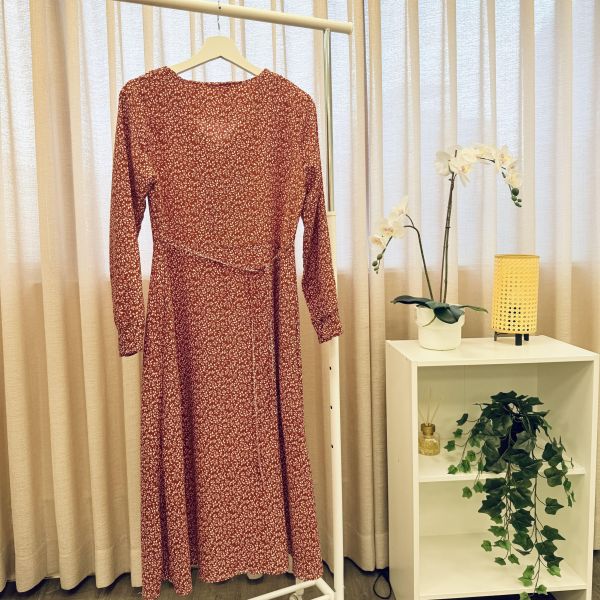 紅色碎花洋裝 二手女裙褲 / 長裙短裙 / 長褲短褲 / 穿搭推薦 / 高CP服飾/寬鬆長版 / 寬鬆 /長版/洋裝/收腰 /日系清新風