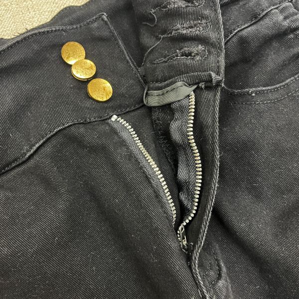 高腰A字黑褲 二手女裙褲,短褲,穿搭推薦,高CP服飾,熱褲,高腰短褲,黑色短褲,夏日穿搭,日常穿搭,休閒服飾,美式街頭風,抽繩設計